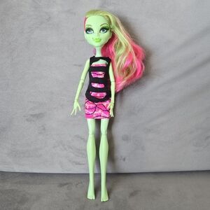 Monster High Venus Mcflytrap Coffin Bean Doll 2011